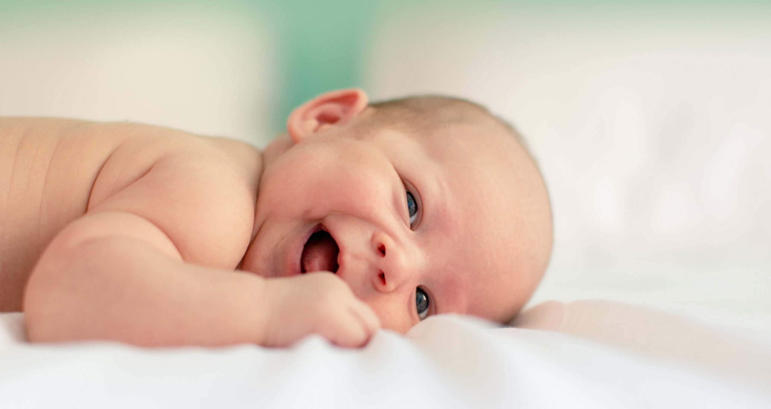Baby liggend op bed