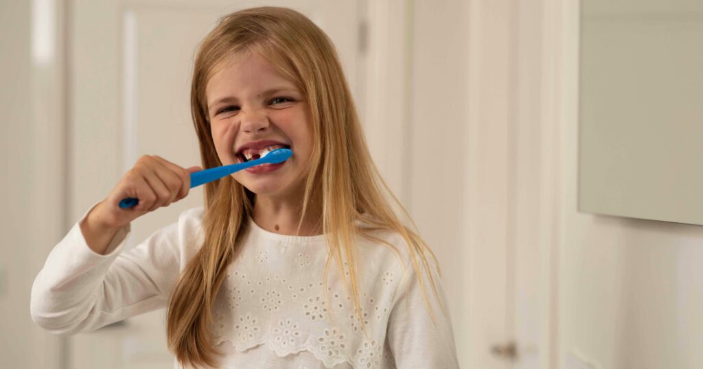 Meisje die haar tandenpoetst