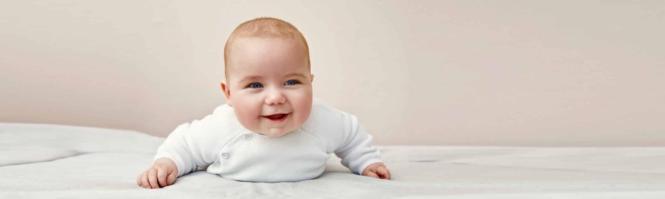 Baby in witte romper