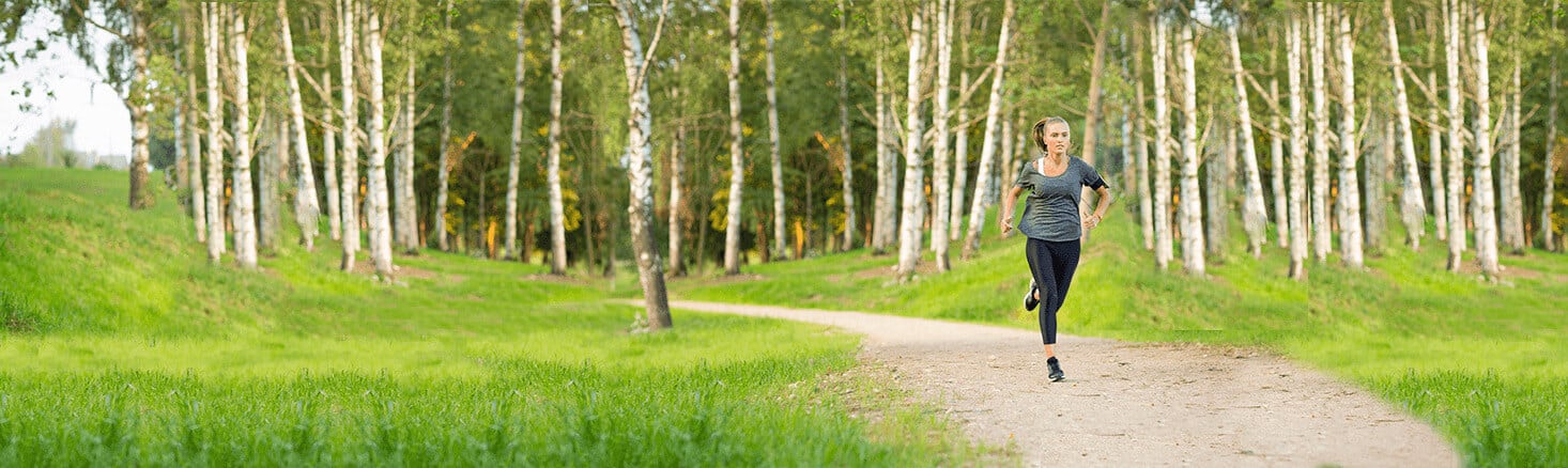 Hardlopende vrouw in het bos