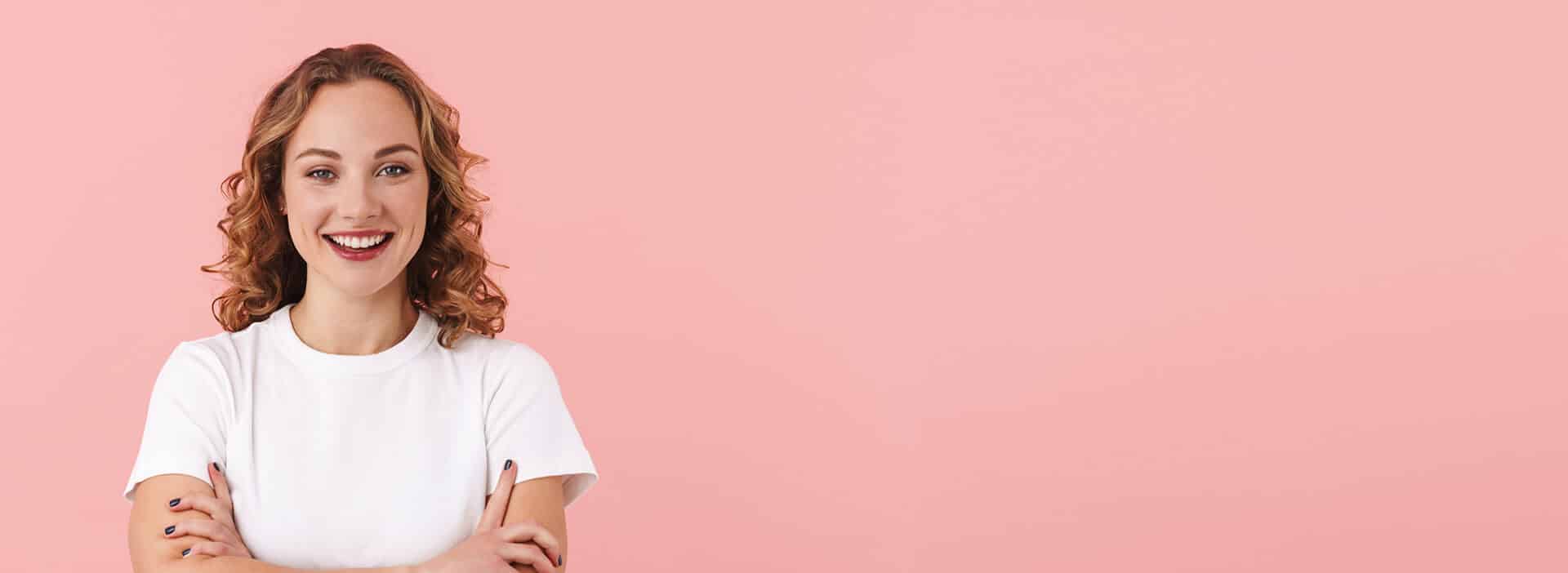 Vrouw in wit t-shirt voor roze achtergrond