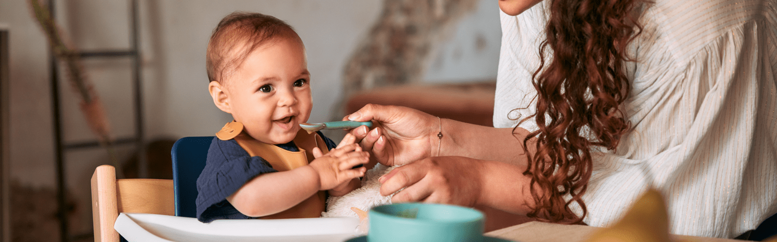 Wanneer kan je baby met de pot mee-eten?